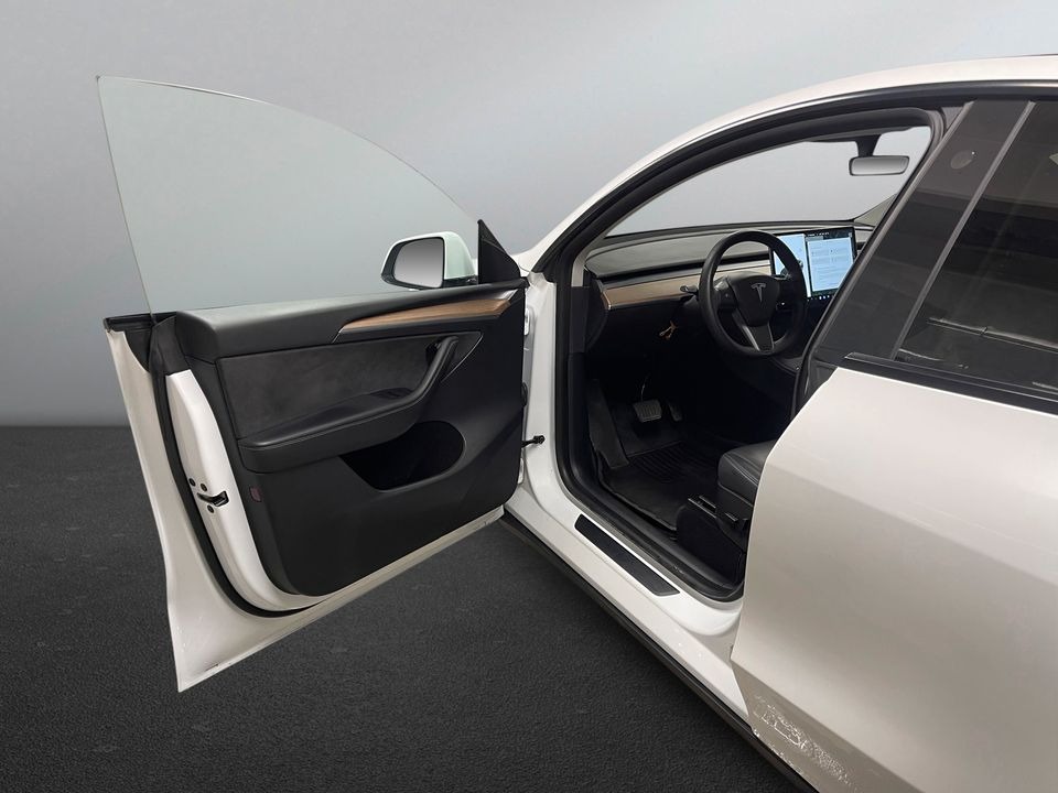 Tesla Model Y   image12