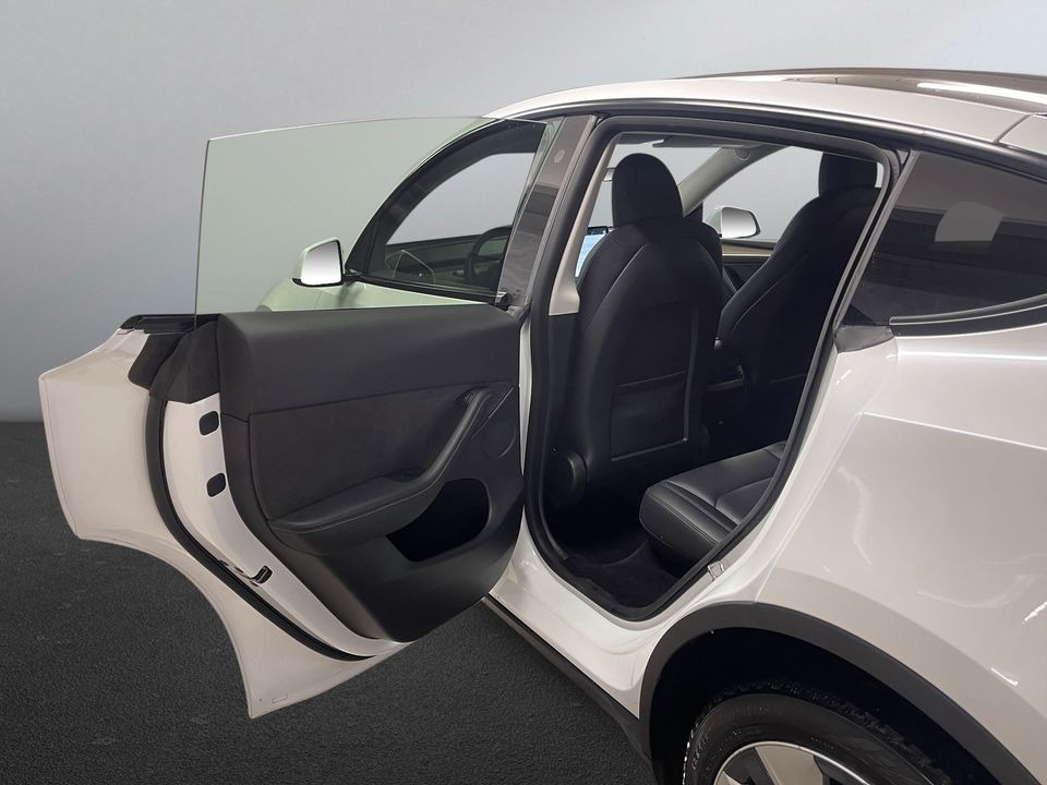 Tesla Model Y   image24